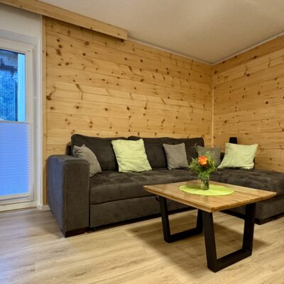 Wohnbereich mit Balkonzugang