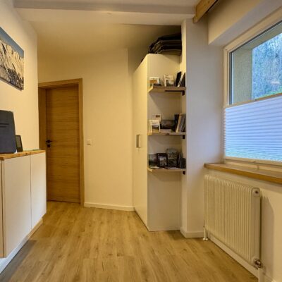 Kleiderschrank und Spieleschrank